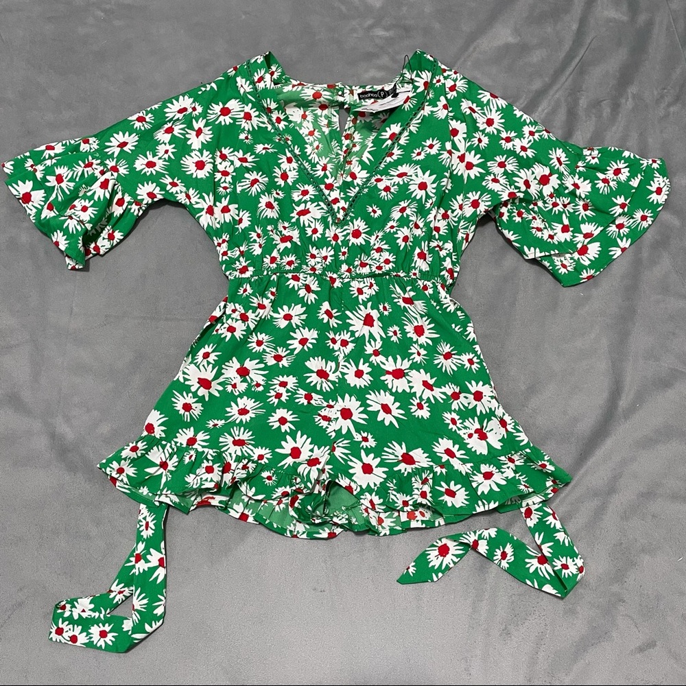 Boohoo Green Daisy Print Ruffle Sleeve Playsuit Romper NWT Size 0P